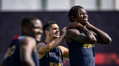 葡军战前温情时刻 A席为莱奥整理战袍显队友情深