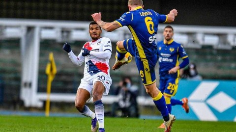 本特戈迪球场冬夜微光 维罗纳气走克罗托内