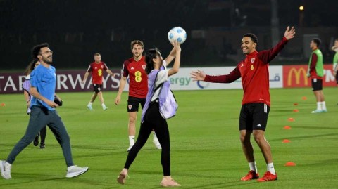 威尔士队世界杯集训温情瞬间 小球迷邂逅绿茵英雄共逐梦想