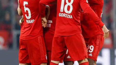 慕尼黑空霸！莱万创纪元纪录，拜仁四球痛击大黄蜂