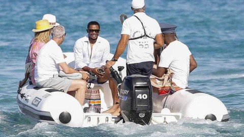 猎豹悠游：埃托奥退役后的惬意时光与不灭雄心