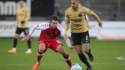 德国足球在线｜弗赖堡激战法兰克福，黑森林球场夜晚上演进球大战