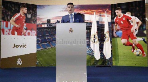 皇家马德里新星约维奇正式亮相，与主席弗洛伦蒂诺留下英气逼人的经典合影