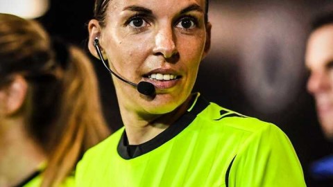 欧冠赛场迎来历史性一刻：女裁判弗拉帕尔优雅执法尤文图斯