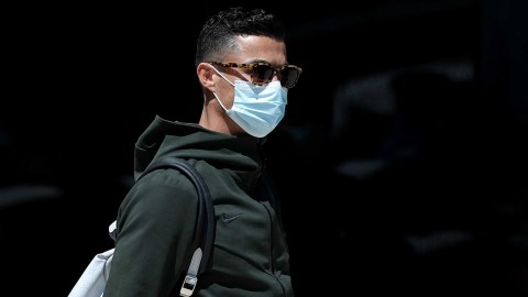 C罗全副武装难掩失落 葡萄牙队黯然归国获家乡球迷温情接机