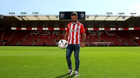 圣徒新篇章：亚当·阿姆斯特朗登陆南安普顿