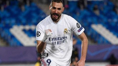 本泽马头槌双响照亮晋级路，皇马门兴生死战携手突围