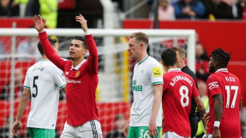 老特拉福德门柱救险与争议判罚交织 C罗进球被吹曼联憾平纽卡