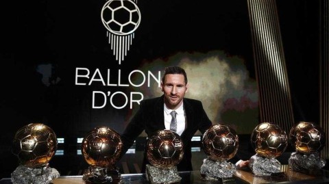 球王加冕：梅西第六次捧起金球奖，从此历史独一档