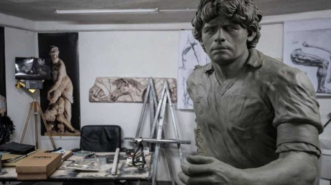 永恒的那不勒斯之子：球王马拉多纳青铜雕像落成记