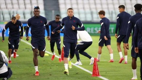 法国队备战欧国联半决赛 本泽马与姆巴佩有说有笑气氛融洽