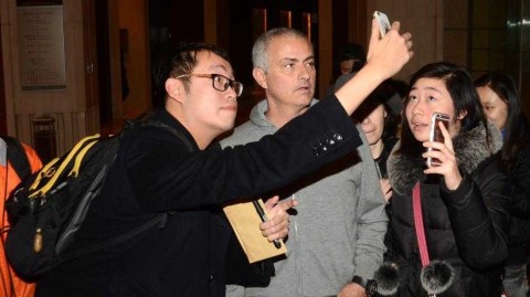 穆里尼奥变身送货员，热刺主帅疫情期间为老人送菜显温情