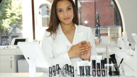 从绿茵场到美妆博主：美国足球运动员皮尤闪耀纽约时尚品牌开业