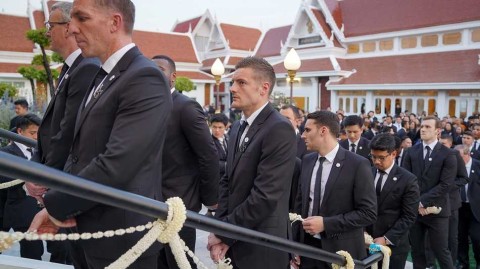 泪别缔造者：莱斯特城传奇主席维猜泰国皇家火化仪式，万人送行