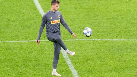 蓝黑军团威斯特法伦登台前最后一练 欧冠恶战气息弥漫多特蒙德夜空