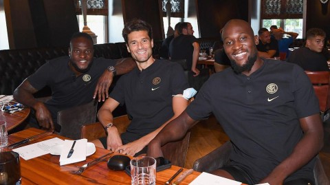 蓝黑军团决战前夜 国米将士聚餐备战欧联杯半决赛