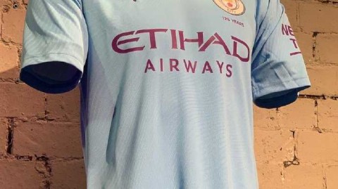 曼城马年特别版球衣上架，水墨骏马元素驰骋赛场