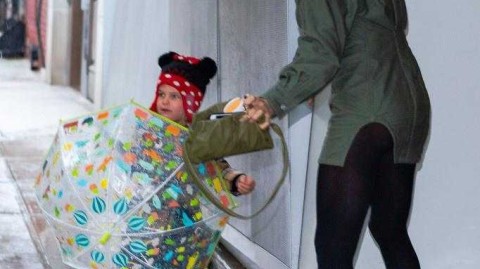 秋日纽约街头的温柔瞬间：伊莉娜与女儿莉亚的亲子时光