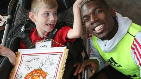 曼联群星点亮梦想日，老特拉福德温情四溢