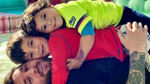 球王最温柔的冠军奖杯：梅西与三个“迷你版”自己的幸福时光