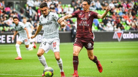 梅斯主场雨战逼平兰斯 新赛季开局皆陷平局怪圈