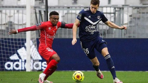 法甲联赛第八轮：波尔多主场轻取尼姆，布里昂点射立新功