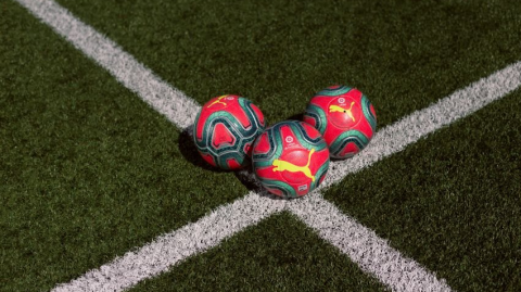 西甲冬日的“视觉革命”：当“大红大绿”成为绿茵场主角