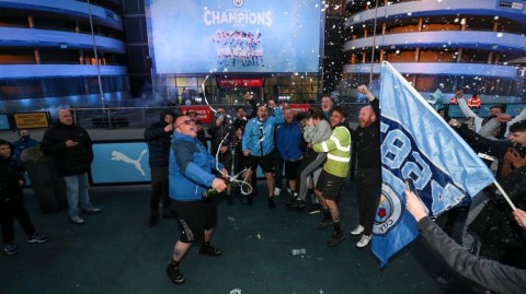 蓝月辉映曼彻斯特夜空：球迷燃情伊蒂哈德，共庆四年三冠英超封王