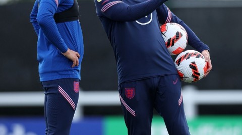 英格兰三狮军团训练备战欧国联 核心凯恩与主帅场边密议