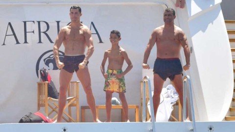 seawater king！C罗携家人希腊戏水，霸道总裁与迷你罗的温情时光