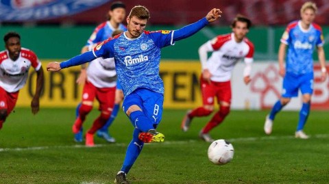 德国杯黑马之争：荷尔斯泰因基尔客场三球完胜埃森挺进四强