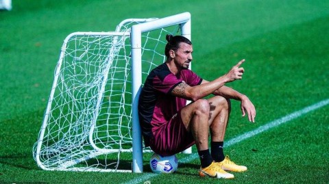 王者归来：伊布续约后亮相米兰内洛，红黑军团的复兴号角已吹响