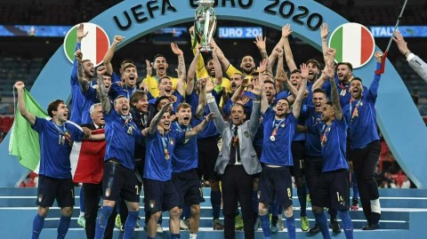 欧陆烽火铸就铁血蓝衣，盘点二零二零欧洲杯那些不可复制的疯狂瞬间