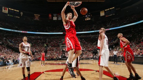 姚明封盖罗伊名场面回顾：2009年火箭冲破首轮魔咒