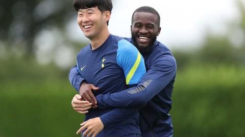 一笑泯恩仇？凯恩归队合练，孙兴慜领衔热刺笑傲狼城前最后一练