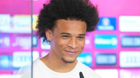 拜仁新援萨内亮相：安联球场迎来新飞翼，传奇十号薪火相传