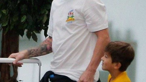 梅西魅力演绎休闲巨星风范，巴塞罗那机场明星家庭温馨时刻