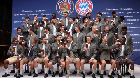 拜仁慕尼黑倾情演绎巴伐利亚风情，传统皮裤定格啤酒节前夕的温馨全家福