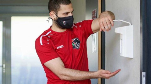 寂静赛场上的重启号角：疫情笼罩下，沃尔夫斯贝格队的特殊复训日