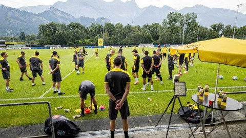 瑞士山间的大黄蜂：多特蒙德在画境中备战新赛季