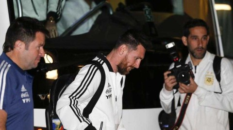 战火与欢呼声中抵达：梅西率阿根廷队登陆特拉维夫