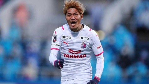横滨FC主场惨败大阪樱花， veteran老将闪耀掀进攻狂潮