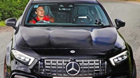 曼联群星驰骋卡灵顿，博格巴豪车成焦点，复训吹响争四号角