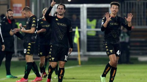 水城奇迹夜：威尼斯撬动意甲格局，紫百合军团空折戟