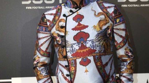 埃托奥龙袍加身闪耀颁奖礼，足球皇帝的东方霸气