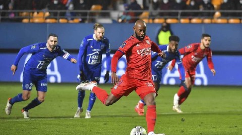 特鲁瓦主场惜败里昂 登贝莱点射锁定新年首胜