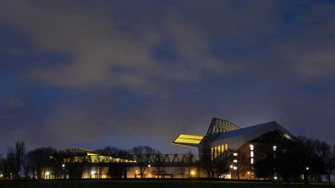 夜色下的安菲尔德，静静诉说着利物浦三十年的等待与圆梦