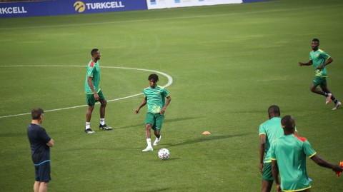 聚焦安塔利亚：几内亚国家队友谊赛前公开训练与新闻发布会直击