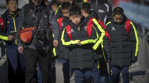 武磊西班牙人训练人气爆棚，中国球迷现场热情助阵