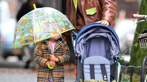 纽约雨中童话：伊莲娜“全副武装”护女，小莉亚撑小花伞欢快前行